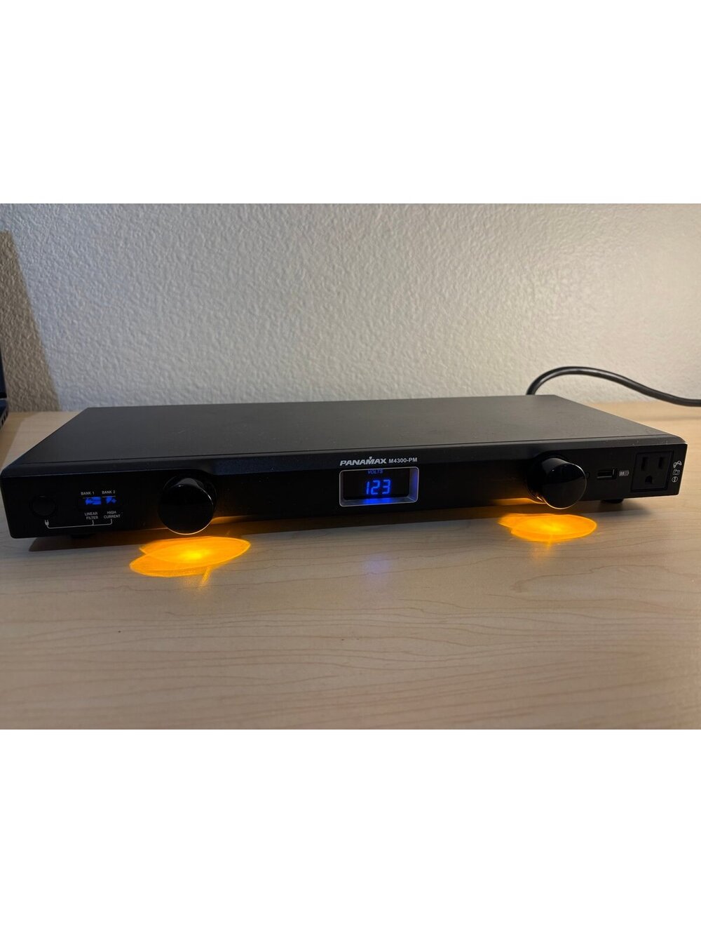 Panamax M4300-PM Power Conditioner Surge Protector